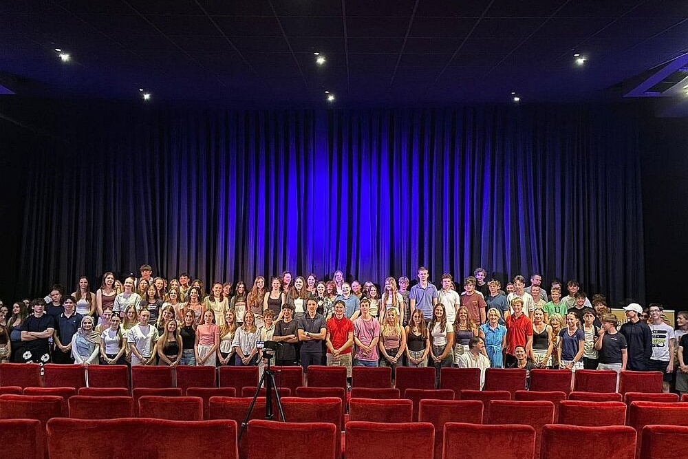 Gruppenfoto der jungen Teilnehmenden an der Filmgala im City-Kino in Linz 