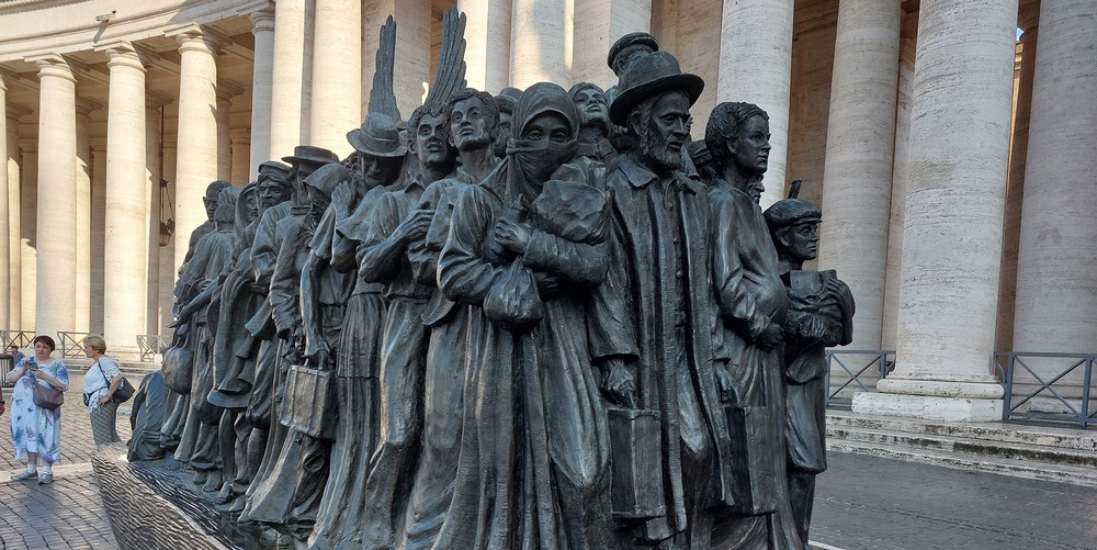 Skulptur Angels Unawares auf dem Petersplatz / Kathpress / Gutenbrunner