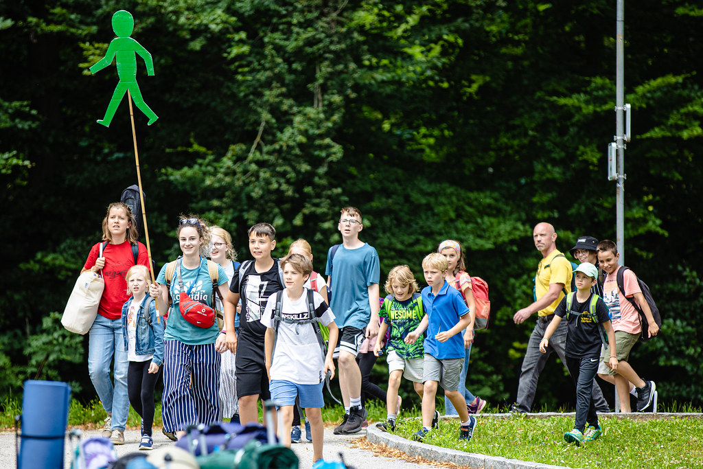 Gruppe junger Menschen bei der Anreise