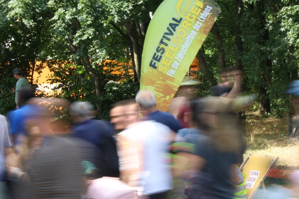 Beachflag in Tropfenform im Hintergrund der Menschenmenge