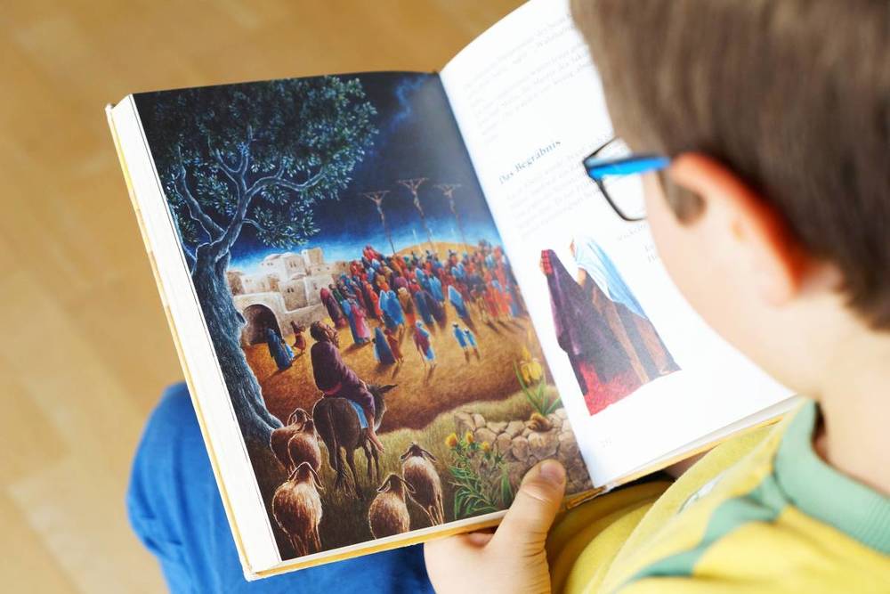 Kind liest Bilderbibel / kathpress / Pernsteiner Schönborn: Bibel ist 'das große Buch des Lebens'