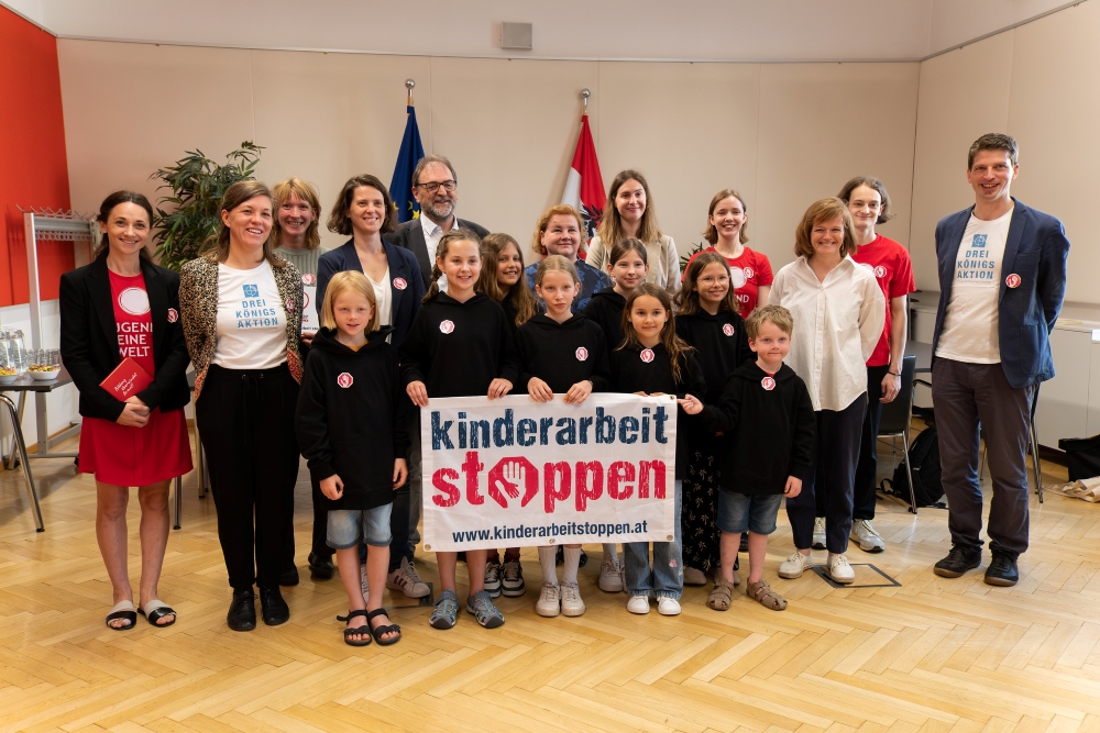 Sozialministerin Korinna Schumann mit Kindern und Vertreter:innen der Initiative Kinderarbeit Stoppen