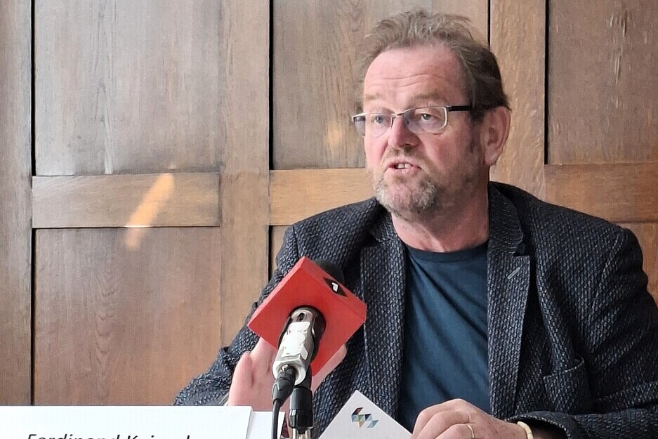 Der KAÖ Präsident Kaineder bei einer Pressekonferenz
